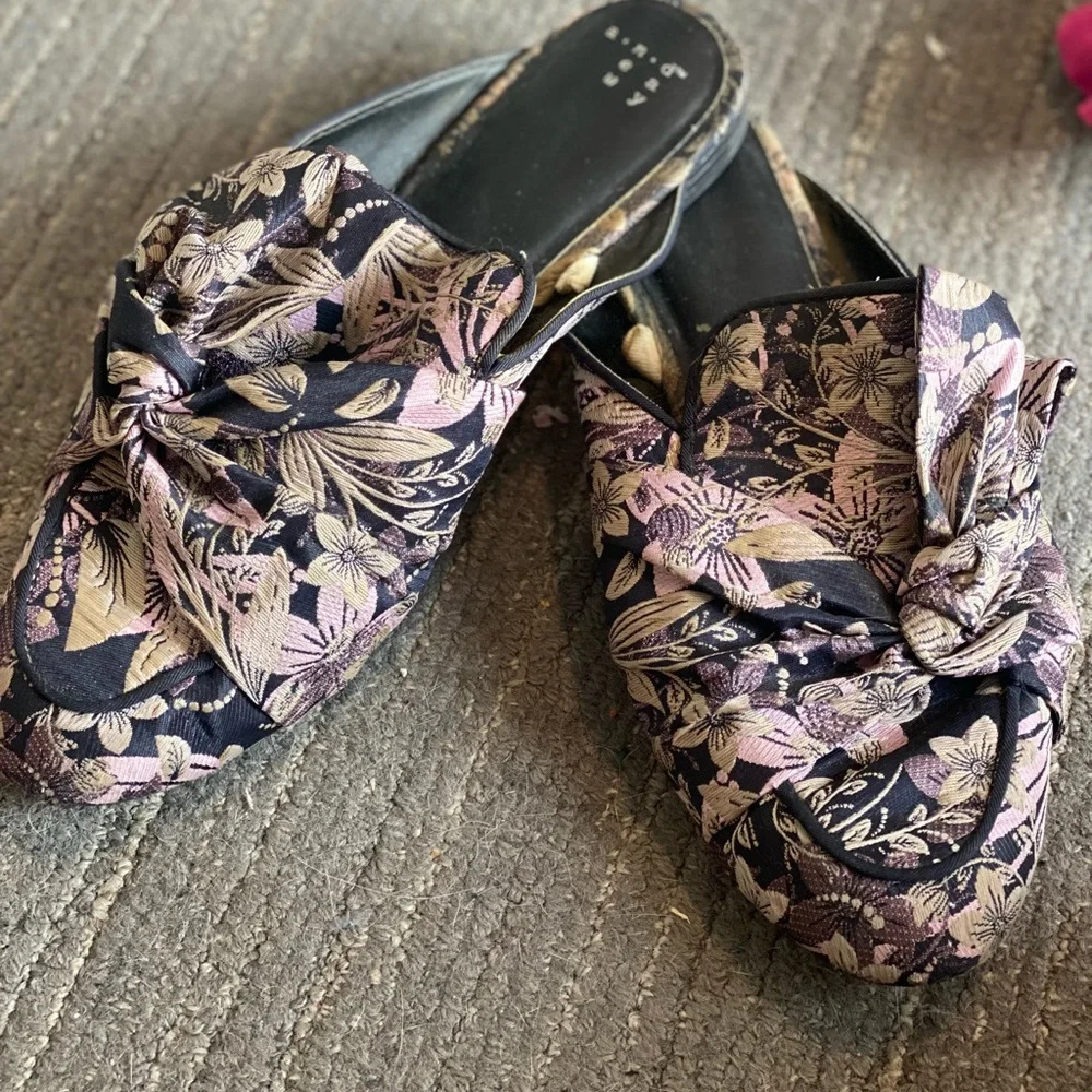 Women’s Slides